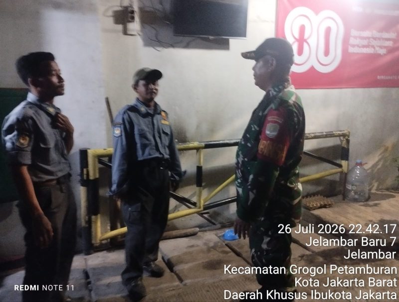 Malam Tak Pernah Lengah, Babinsa Koramil 03/GP Perkuat Siskamling dan Bangun Kewaspadaan Warga Jelambar
