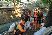 Kali Gendong Bersih, Lingkungan Sehat, Sinergi Babinsa Koramil 03/GP Bersama Tiga Pilar dan Warga Tanjung Duren Utara Wujudkan Aksi Nyata