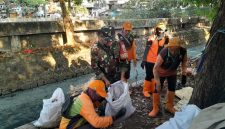 Kali Gendong Bersih, Lingkungan Sehat, Sinergi Babinsa Koramil 03/GP Bersama Tiga Pilar dan Warga Tanjung Duren Utara Wujudkan Aksi Nyata