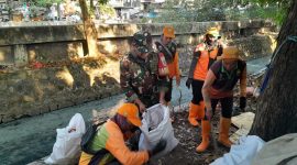 Kali Gendong Bersih, Lingkungan Sehat, Sinergi Babinsa Koramil 03/GP Bersama Tiga Pilar dan Warga Tanjung Duren Utara Wujudkan Aksi Nyata