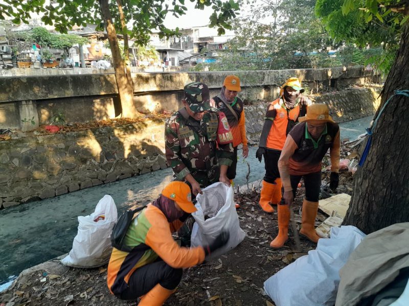 Kali Gendong Bersih, Lingkungan Sehat, Sinergi Babinsa Koramil 03/GP Bersama Tiga Pilar dan Warga Tanjung Duren Utara Wujudkan Aksi Nyata