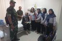 Sentuhan Kasih Ketua Persit KCK Ranting 2 Koramil 01/Taman Sari Ny. Yenny Manatap Rajagukguk Jenguk Ny. Rudiyanto Wujud Kepedulian Keluarga Besar TNI di Tengah Ujian