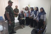 Sentuhan Kasih Ketua Persit KCK Ranting 2 Koramil 01/Taman Sari Ny. Yenny Manatap Rajagukguk Jenguk Ny. Rudiyanto Wujud Kepedulian Keluarga Besar TNI di Tengah Ujian