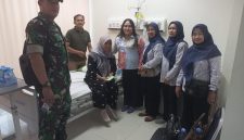 Sentuhan Kasih Ketua Persit KCK Ranting 2 Koramil 01/Taman Sari Ny. Yenny Manatap Rajagukguk Jenguk Ny. Rudiyanto Wujud Kepedulian Keluarga Besar TNI di Tengah Ujian