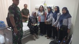 Sentuhan Kasih Ketua Persit KCK Ranting 2 Koramil 01/Taman Sari Ny. Yenny Manatap Rajagukguk Jenguk Ny. Rudiyanto Wujud Kepedulian Keluarga Besar TNI di Tengah Ujian