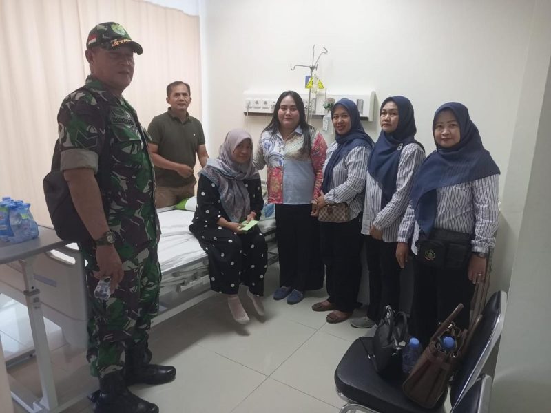 Sentuhan Kasih Ketua Persit KCK Ranting 2 Koramil 01/Taman Sari Ny. Yenny Manatap Rajagukguk Jenguk Ny. Rudiyanto Wujud Kepedulian Keluarga Besar TNI di Tengah Ujian