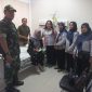 Sentuhan Kasih Ketua Persit KCK Ranting 2 Koramil 01/Taman Sari Ny. Yenny Manatap Rajagukguk Jenguk Ny. Rudiyanto Wujud Kepedulian Keluarga Besar TNI di Tengah Ujian