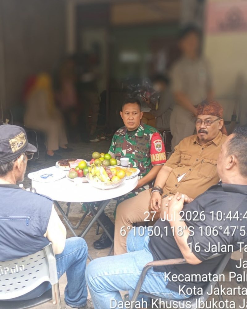 Komsos Bareng Tokoh Masyarakat, Babinsa Jatipulo Perkuat Sinergi demi Wilayah Aman dan Warga Semakin Tangguh