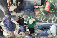 Laka Lantas Pengendara Motor dan Angkot, Babinsa Koramil 03/GP Serka Awaludin Gerak Cepat Bantu Evakuasi Korban