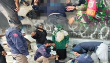 Laka Lantas Pengendara Motor dan Angkot, Babinsa Koramil 03/GP Serka Awaludin Gerak Cepat Bantu Evakuasi Korban