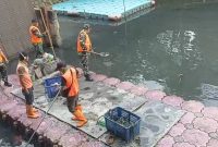 Gerak Cepat Satgas Sampah Koramil 03/GP Bersihkan Waduk Wijaya Kusuma dari Tumpukan Sampah
