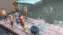 Gerak Cepat Satgas Sampah Koramil 03/GP Bersihkan Waduk Wijaya Kusuma dari Tumpukan Sampah