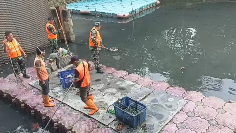 Gerak Cepat Satgas Sampah Koramil 03/GP Bersihkan Waduk Wijaya Kusuma dari Tumpukan Sampah