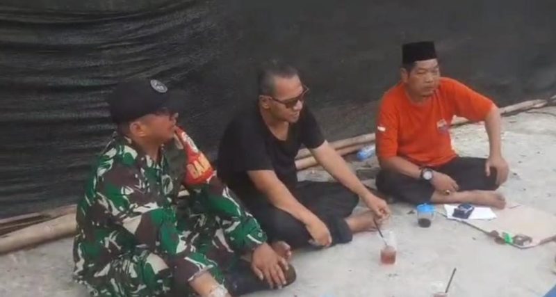 Merajut Sinergi, Babinsa Koramil 03/GP Komsos Dengan Tokoh Masyarakat Palmerah, Stabilitas Keamanan Jadi Tanggung Jawab Bersama