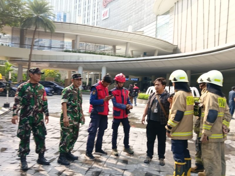 Respon Cepat Kebakaran Area Parkir Hotel Pullman, Koramil 03/GP Kerahkan Personil dan 2 Unit Water Tank TNI AD Bantu Jinakkan Si Jago Merah Dalam 30 Menit