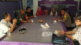 Ajak Warga Sulap Lahan Tidur Jadi Kebun Pangan, Babinsa Koramil 03/GP Komsos Perkuat Sinergi TNI-Polri dan Warga