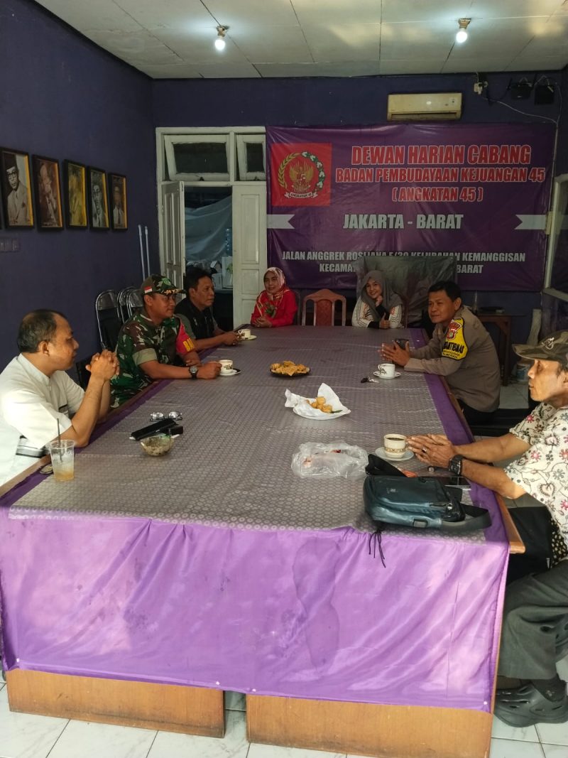 Ajak Warga Sulap Lahan Tidur Jadi Kebun Pangan, Babinsa Koramil 03/GP Komsos Perkuat Sinergi TNI-Polri dan Warga