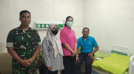 Wujud Kepedulian, Danramil 03/GP Dampingi Ketua Persit KCK Cabang XVII Jenguk Perwira Kodim 0503/JB yang Dirawat
