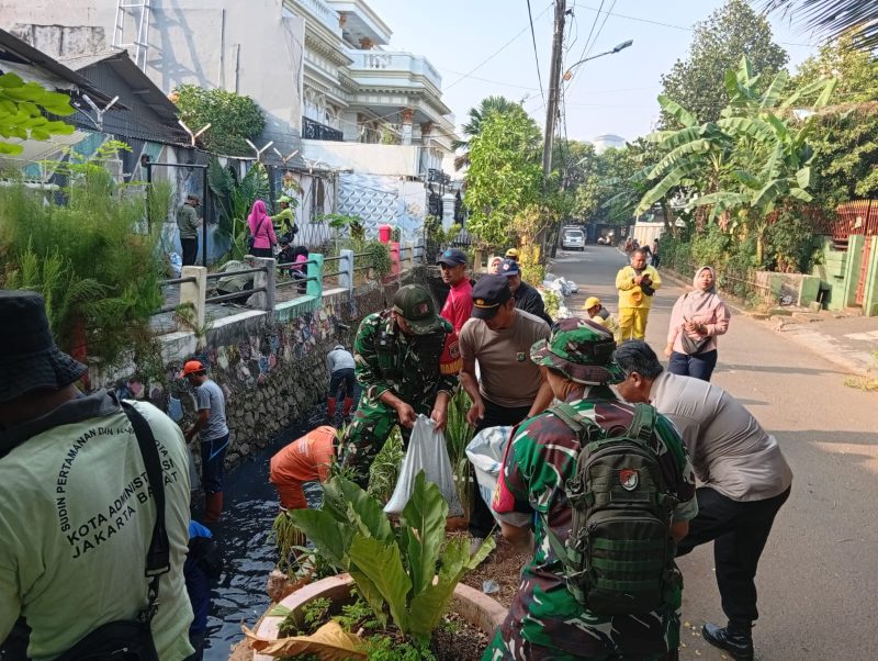 Semangat Gotong Royong, Danramil 03/GP Mayor Kav Tri Atmojo Pimpin 124 Personel Gabungan Turun Tangan Benahi Saluran Air Slipi III