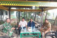 Perkuat Sinergi Kewilayahan, Babinsa Koramil 03/GP Komsos Bersama Perangkat Kelurahan dan Warga Wijaya Kusuma