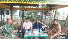 Perkuat Sinergi Kewilayahan, Babinsa Koramil 03/GP Komsos Bersama Perangkat Kelurahan dan Warga Wijaya Kusuma