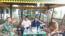 Perkuat Sinergi Kewilayahan, Babinsa Koramil 03/GP Komsos Bersama Perangkat Kelurahan dan Warga Wijaya Kusuma
