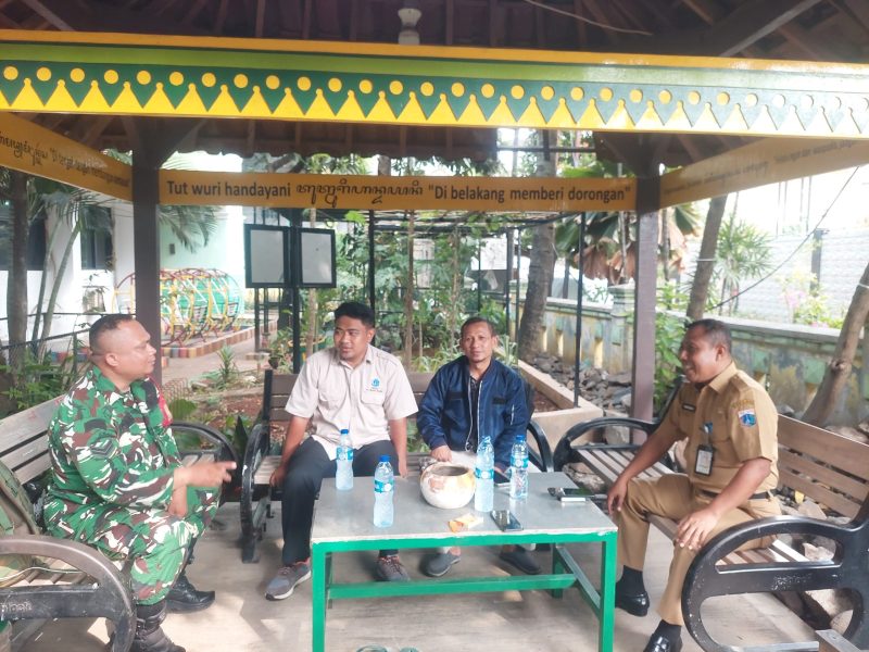 Perkuat Sinergi Kewilayahan, Babinsa Koramil 03/GP Komsos Bersama Perangkat Kelurahan dan Warga Wijaya Kusuma