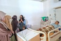 Berikan Dukungan Moril dan Semangat, Ketua Persit KCK Ranting 4 Ny. Nita Tri Atmojo Dampingi Wakil Ketua Persit KCK Cabang XVII Dim 0503/JB Ny. Nicke Dwi Harri Jenguk Serka Yusril di RSPAD Gatot Soebroto