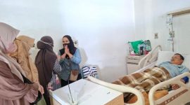 Berikan Dukungan Moril dan Semangat, Ketua Persit KCK Ranting 4 Ny. Nita Tri Atmojo Dampingi Wakil Ketua Persit KCK Cabang XVII Dim 0503/JB Ny. Nicke Dwi Harri Jenguk Serka Yusril di RSPAD Gatot Soebroto
