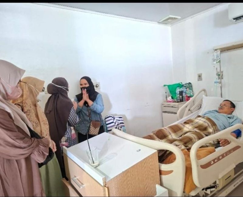 Berikan Dukungan Moril dan Semangat, Ketua Persit KCK Ranting 4 Ny. Nita Tri Atmojo Dampingi Wakil Ketua Persit KCK Cabang XVII Dim 0503/JB Ny. Nicke Dwi Harri Jenguk Serka Yusril di RSPAD Gatot Soebroto