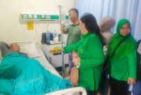 Danramil 03/GP Mayor Kav Tri Atmojo dan Ketua Persit KCK Ranting 4 Koramil 03/GP Ny. Nita Tri Atmojo Hadir Berikan Semangat, Besuk Sertu Hendro yang Tengah Jalani Perawatan