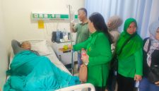 Danramil 03/GP Mayor Kav Tri Atmojo dan Ketua Persit KCK Ranting 4 Koramil 03/GP Ny. Nita Tri Atmojo Hadir Berikan Semangat, Besuk Sertu Hendro yang Tengah Jalani Perawatan