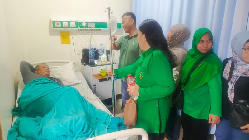 Danramil 03/GP Mayor Kav Tri Atmojo dan Ketua Persit KCK Ranting 4 Koramil 03/GP Ny. Nita Tri Atmojo Hadir Berikan Semangat, Besuk Sertu Hendro yang Tengah Jalani Perawatan