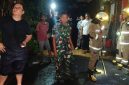 Api Mengamuk di Lahan Kosong Mangga Besar, Babinsa Koramil 01/Taman Sari Serka Rusnanto dan Tiga Pilar Bergerak Cepat