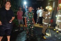 Api Mengamuk di Lahan Kosong Mangga Besar, Babinsa Koramil 01/Taman Sari Serka Rusnanto dan Tiga Pilar Bergerak Cepat