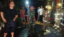 Api Mengamuk di Lahan Kosong Mangga Besar, Babinsa Koramil 01/Taman Sari Serka Rusnanto dan Tiga Pilar Bergerak Cepat