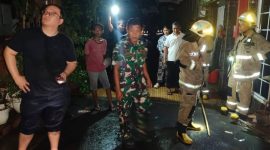Api Mengamuk di Lahan Kosong Mangga Besar, Babinsa Koramil 01/Taman Sari Serka Rusnanto dan Tiga Pilar Bergerak Cepat