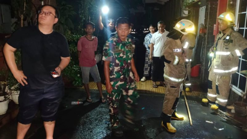 Api Mengamuk di Lahan Kosong Mangga Besar, Babinsa Koramil 01/Taman Sari Serka Rusnanto dan Tiga Pilar Bergerak Cepat