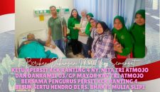 Ketua Persit KCK Ranting 4 Koramil 03/GP Ny. Nita Tri Atmojo dan Danramil 03/GP Mayor Kav Tri Atmojo Hadir Berikan Semangat, Besuk Sertu Hendro yang Tengah Jalani Perawatan