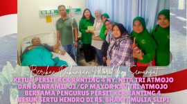 Ketua Persit KCK Ranting 4 Koramil 03/GP Ny. Nita Tri Atmojo dan Danramil 03/GP Mayor Kav Tri Atmojo Hadir Berikan Semangat, Besuk Sertu Hendro yang Tengah Jalani Perawatan