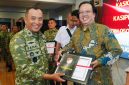 ‎Danrem 052/Wkr Brigjen TNI Faizal Rizal, S.I.P., M.I.P., memberikan Apresiasi kepada Bapak Mochamad Solichin Mitra Media Korem 052/WKR dalam rangka Perkuat Sinergi Informasi kepada Masyarakat
‎