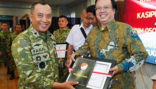 Danrem 052/Wkr Brigjen TNI Faizal Rizal, S.I.P., M.I.P., memberikan Apresiasi kepada Bapak Mochamad Solichin Mitra Media Korem 052/WKR dalam rangka Perkuat Sinergi Informasi kepada Masyarakat
