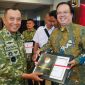 ‎Danrem 052/Wkr Brigjen TNI Faizal Rizal, S.I.P., M.I.P., memberikan Apresiasi kepada Bapak Mochamad Solichin Mitra Media Korem 052/WKR dalam rangka Perkuat Sinergi Informasi kepada Masyarakat
‎