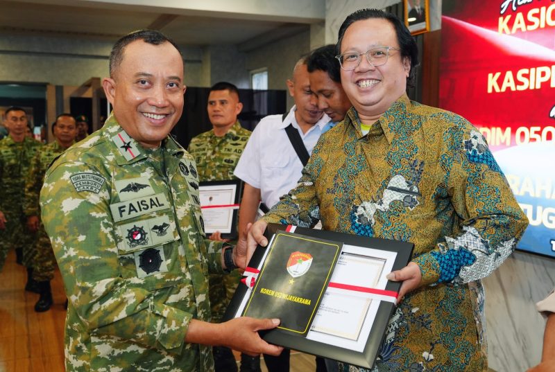‎Danrem 052/Wkr Brigjen TNI Faizal Rizal, S.I.P., M.I.P., memberikan Apresiasi kepada Bapak Mochamad Solichin Mitra Media Korem 052/WKR dalam rangka Perkuat Sinergi Informasi kepada Masyarakat
‎