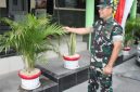 Peringati Hari Kehutanan dan Sambut HUT ke-81 RI, Danramil 01/Taman Sari Mayor Inf Manatap Rajagukguk Percantik Markas dengan Ornamen dan Pot Bunga Merah Putih