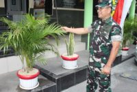 Peringati Hari Kehutanan dan Sambut HUT ke-81 RI, Danramil 01/Taman Sari Mayor Inf Manatap Rajagukguk Percantik Markas dengan Ornamen dan Pot Bunga Merah Putih