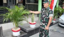 Peringati Hari Kehutanan dan Sambut HUT ke-81 RI, Danramil 01/Taman Sari Mayor Inf Manatap Rajagukguk Percantik Markas dengan Ornamen dan Pot Bunga Merah Putih