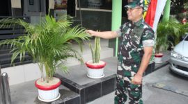 Peringati Hari Kehutanan dan Sambut HUT ke-81 RI, Danramil 01/Taman Sari Mayor Inf Manatap Rajagukguk Percantik Markas dengan Ornamen dan Pot Bunga Merah Putih