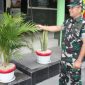 Peringati Hari Kehutanan dan Sambut HUT ke-81 RI, Danramil 01/Taman Sari Mayor Inf Manatap Rajagukguk Percantik Markas dengan Ornamen dan Pot Bunga Merah Putih