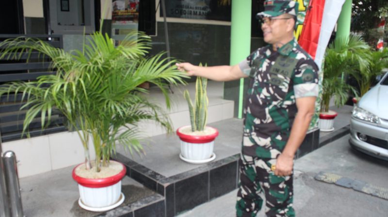Peringati Hari Kehutanan dan Sambut HUT ke-81 RI, Danramil 01/Taman Sari Mayor Inf Manatap Rajagukguk Percantik Markas dengan Ornamen dan Pot Bunga Merah Putih